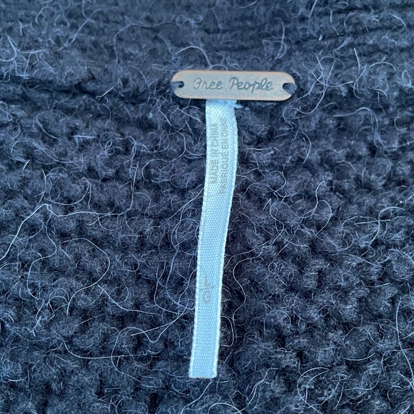 FREE PEOPLE ALPACA WOOL KNIT SWEATER Size L
Black
Like new - Picture 2 of 10